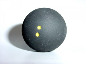 Im Inneren vom Squashball ist ein Tropfen Wasser