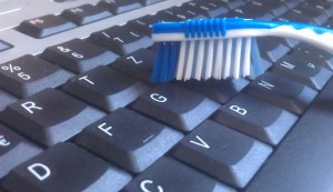 computertastatur-reinigen Computertastatur mit einer Zahnbürste richtig reinigen