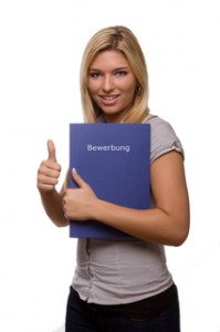 Frau hält Bewerbung Richtig und erfolgreich bewerben