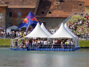 schwimmtribuene-aus-pontons Schwimmtribüne aus Pontons