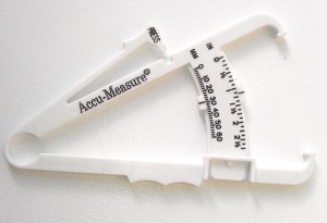 caliper-hautfaltenmessung Mit einem Caliper kann man ziemlich genau den Körperfettanteil ermitteln