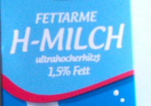 Handelsübliche Milch eignet sich gut um Errdbeerflecken zu entfernen