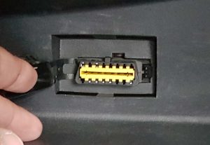 On Board Diagnose Stecker im Handschuhfach