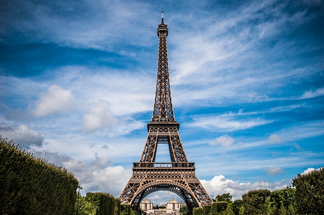 Wie hoch ist der Eiffelturm?